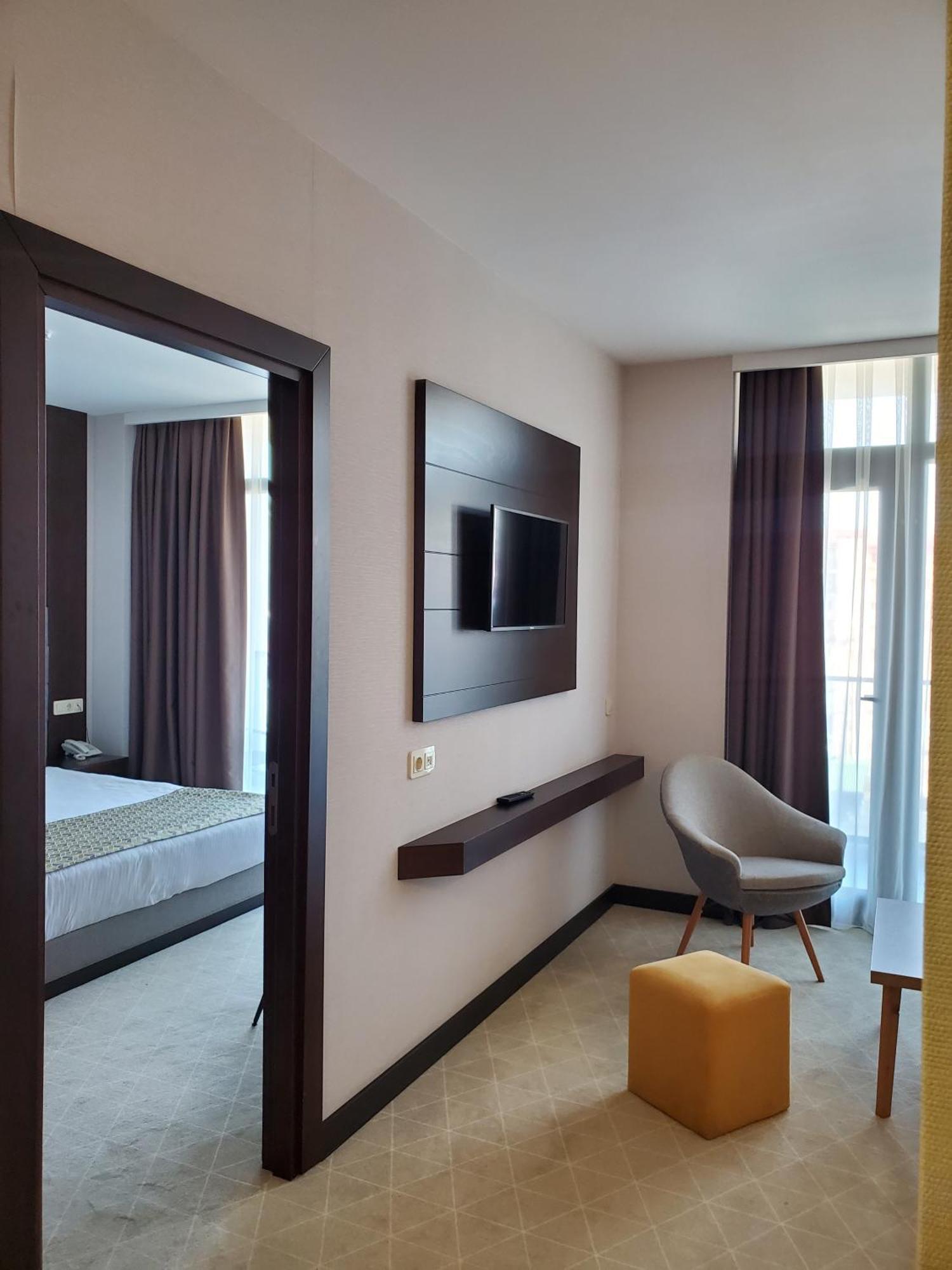 Hotel Elegance Batumi Exterior foto